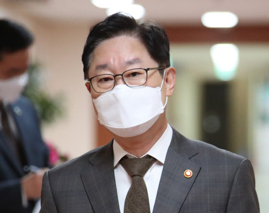 박범계 법무부 장관이 2일 정부서울청사에서 열린 국무회의에 참석하고 있다.  연합뉴스